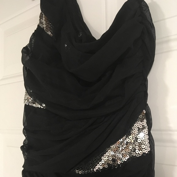 Little Black Dress (One Shoulder) - Picture 4 of 6